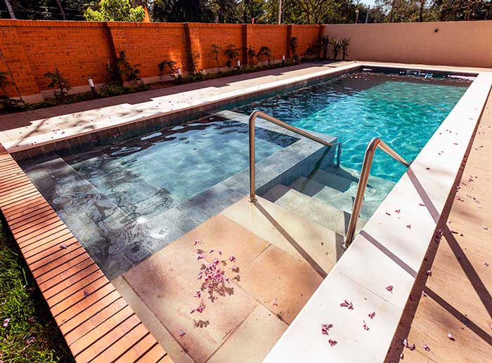 Piscina con solarium